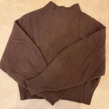 그린 라벨 릴랙싱 브라운 리브 하이넥 니트