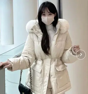 아이보리 후드 부착 다운 자켓