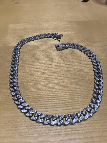 실버색 체인 목걸이