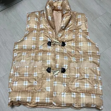 베이지 계열 체크 다운 베스트