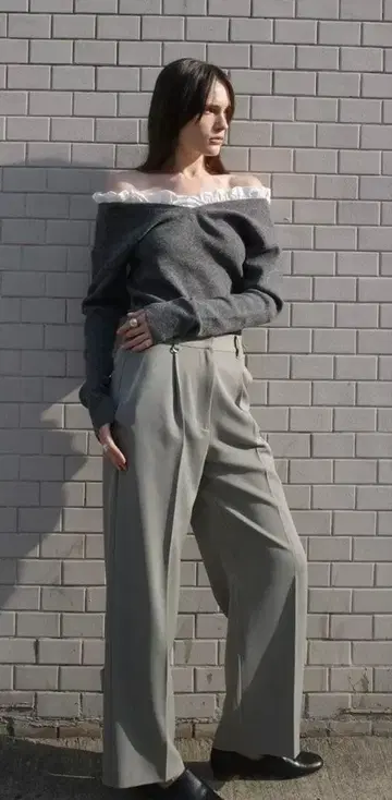 클라네 프릴 V넥 니트 그레이