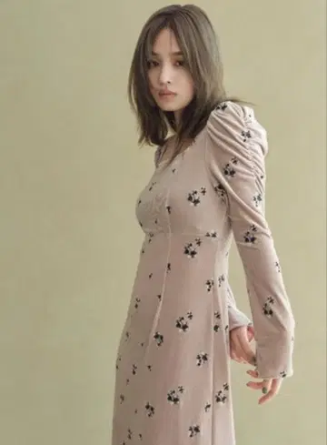 FRAYID 스퀘어 넥 벨로아 자수 원피스