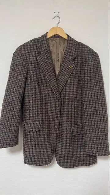 브라운 계열 체크 무늬 테일러드 자켓