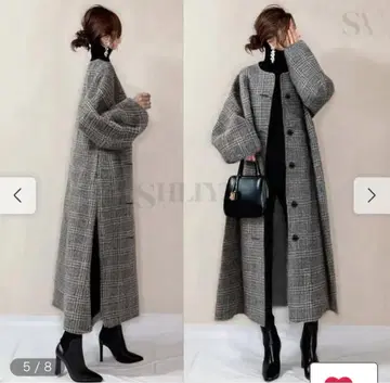 그레이 계열 체크 버튼 부착 롱 코트