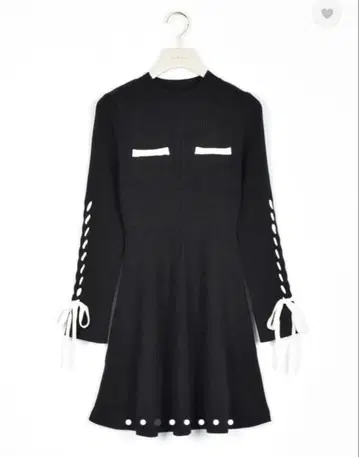 An MILLE 레이스업 슬리브 니트 원피스 블랙