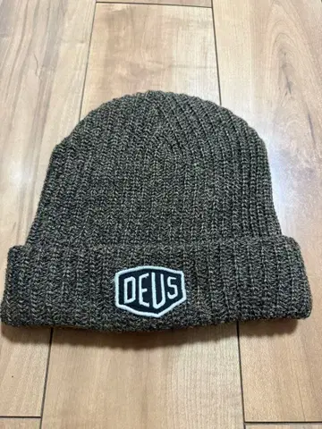 새상품급 DEUS 니트 모자 브라운