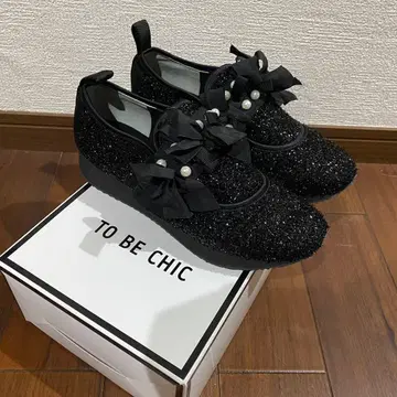TO BE CHIC 블랙 라메 통굽 스니커즈