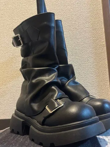 블랙 컬러 커버 부츠 미들 부츠 통굽