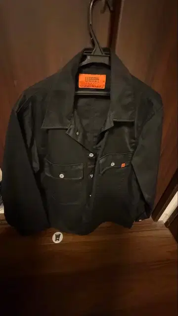 UNIVERSAL OVERALL 블랙 셔츠