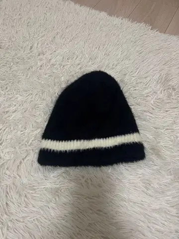 블랙과 화이트 니트 비니