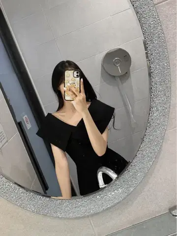 오프숄더 블랙 페플럼 상의