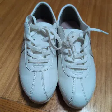 화이트 가죽 레이스업 스니커즈