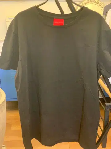 미사용품 HUGO 블랙 T셔츠