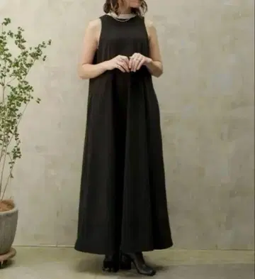 SPINNS 슬리브리스 롱 원피스