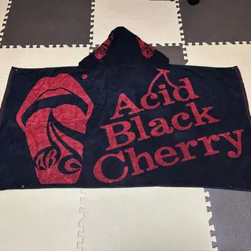 Acid Black Cherry 후드 부착 타월