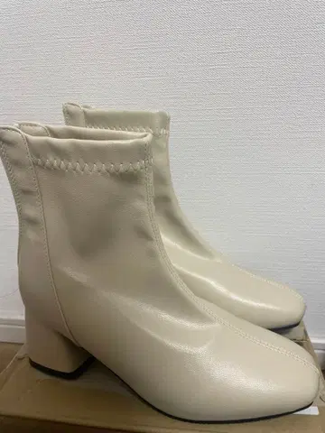 아이보리 중간 힐 부츠