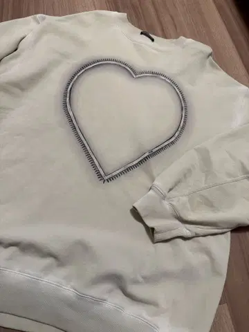 WE11DONE 웨일던 하트 자수 맨투맨 크림색