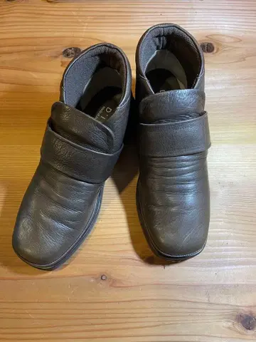 D'ICI 브라운 가죽