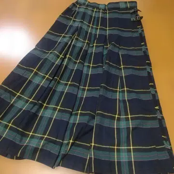 네이비와 그린 체크 무늬 플리츠 스커트