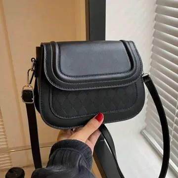 블랙 퀼팅 숄더백 캐주얼 심플 컴팩트