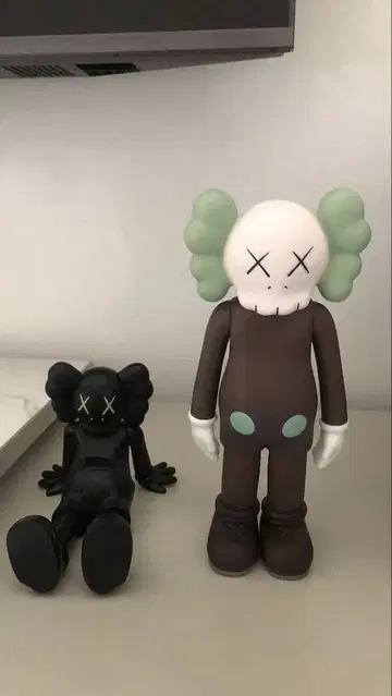 KAWS 아트토이 피규어 2체 세트