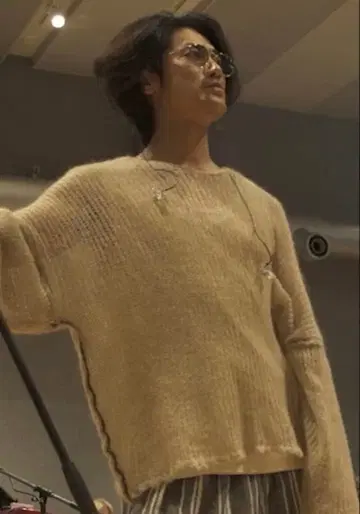 [레어] 아카니시 진 착용 스웨터 같은 형태 동일 컬러