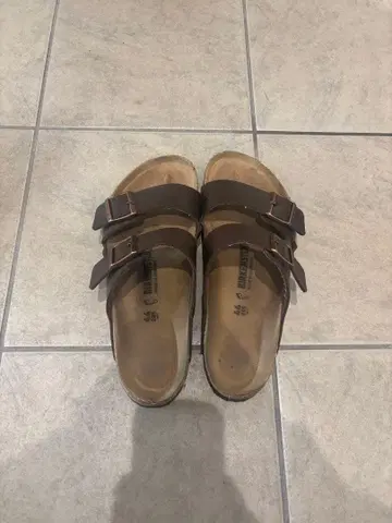 버켄스탁 애리조나 샌들 브라운