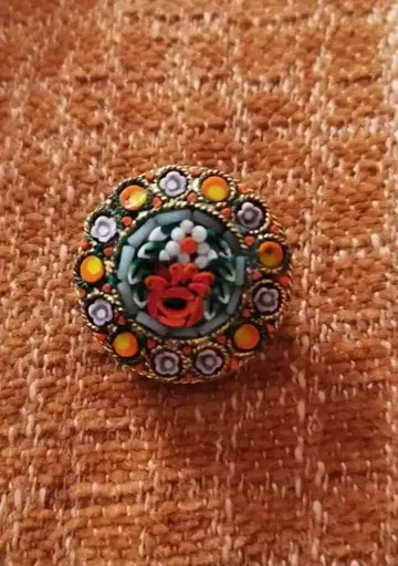 컬러풀한 꽃 디자인 핀배지