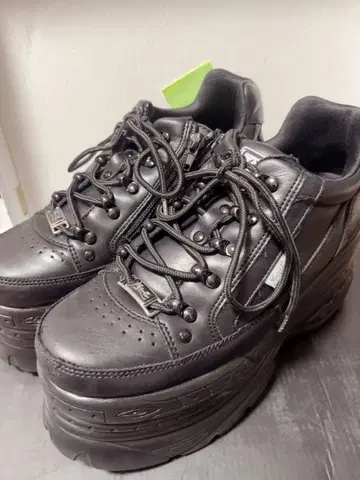 요스케 통굽 스니커즈 블랙