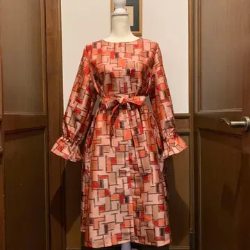 기모노 리메이크 모자이크 무늬의 프릴 소매 원피스 명선