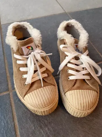 아놀드 파머 퍼 달린 베이지 스웨이드 스니커즈