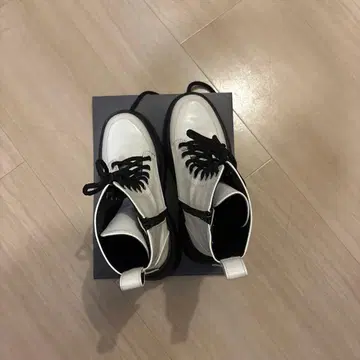 화이트 통굽 레이스업 부츠