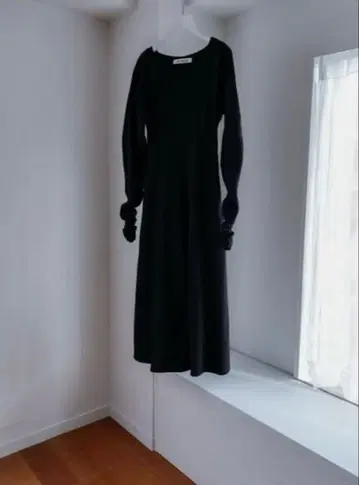 택 포함 새상품 PINUE 서멀 원피스 블랙 pinue 타쿠보 카린