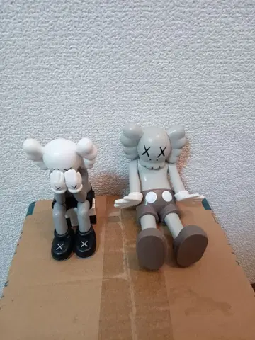 KAWS 가동식 피규어 화이트 그레이 2세트