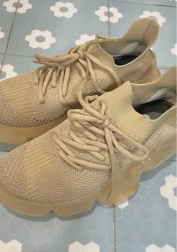 그라운즈 베이지 스니커즈