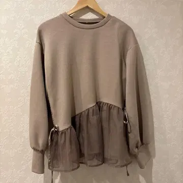 비대칭 밑단 디자인 베이지 맨투맨