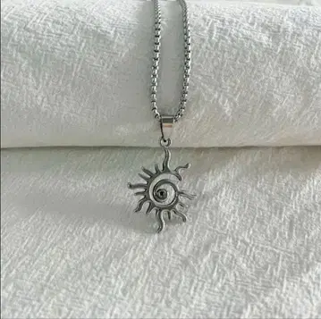 썬 디자인의 실버 펜던트, 멋진 액세서리