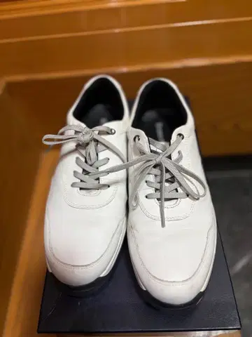 Hydro-Tech 경량 가죽 스니커즈 화이트