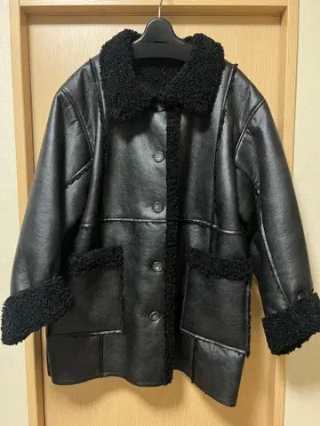 jeanasis 비건 가죽 보아 코쿤 코트 블랙