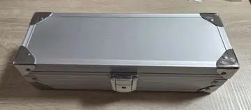 열쇠 달린 실버 알루미늄 케이스