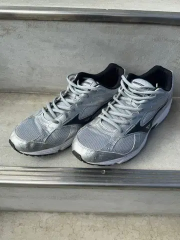 미즈노 스포츠 하이테크 스니커즈 실버 28