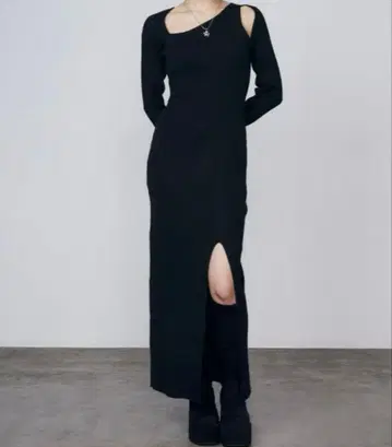 EMODA 스킨 라인 리브 슬릿 롱 원피스