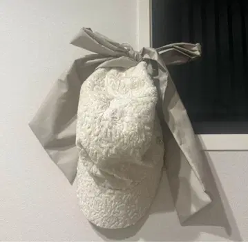 CA4LA 화이트 레이스캡 리본 포함