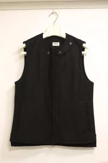 [컨디션 최상/즉시 완판] Brena 턱 스트랩 울 베스트 44 (블랙)