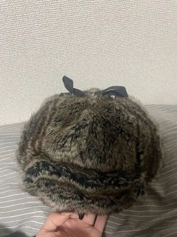 브라운 계열 퍼 리본 포함 플라이트 캡