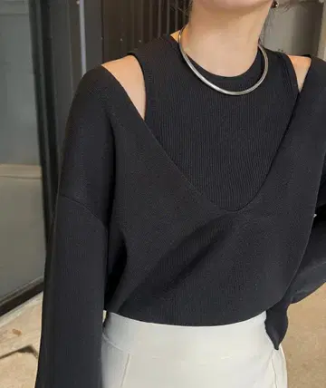 카프리슈 마쥬 어깨 슬릿 니트 긴팔 니트