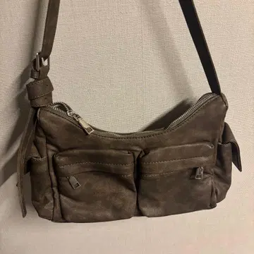 브라운 합성 피혁 숄더백