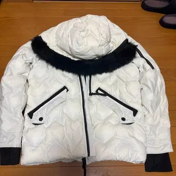 화이트 다운 자켓 후드 부착