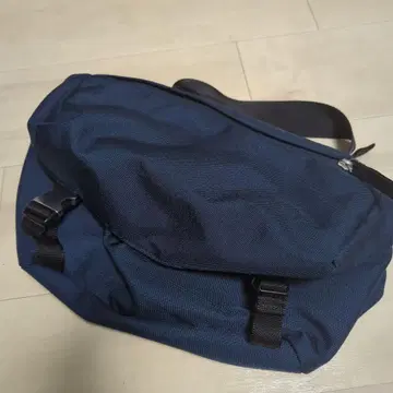 BEAUTY&YOUTH 네이비 숄더백