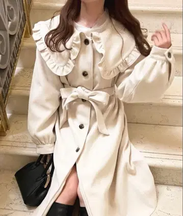 apres jour 아이보리 프릴 옷깃 롱 코트